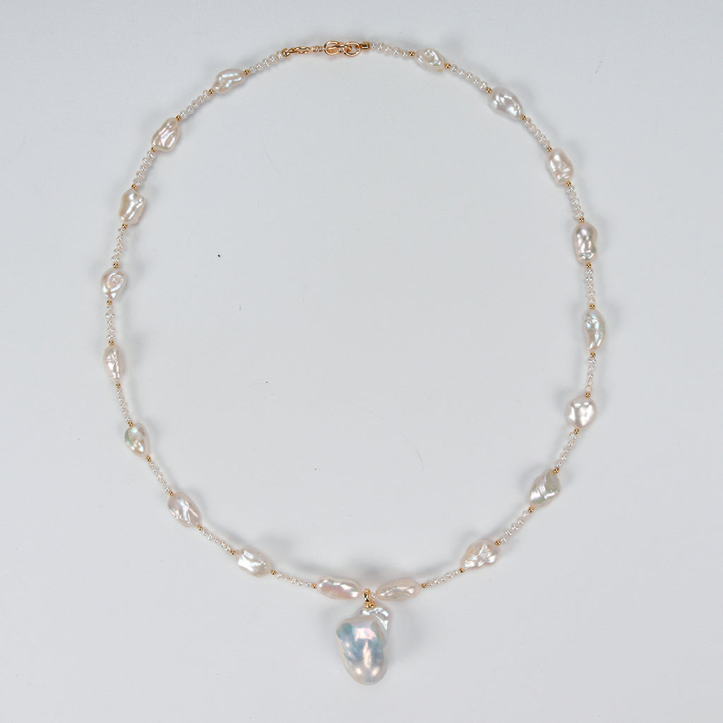 Top Fashion Natural Freshwater White Rice-shaped Pearl Baroque pendant Necklace. Fashionable pearl necklace for women