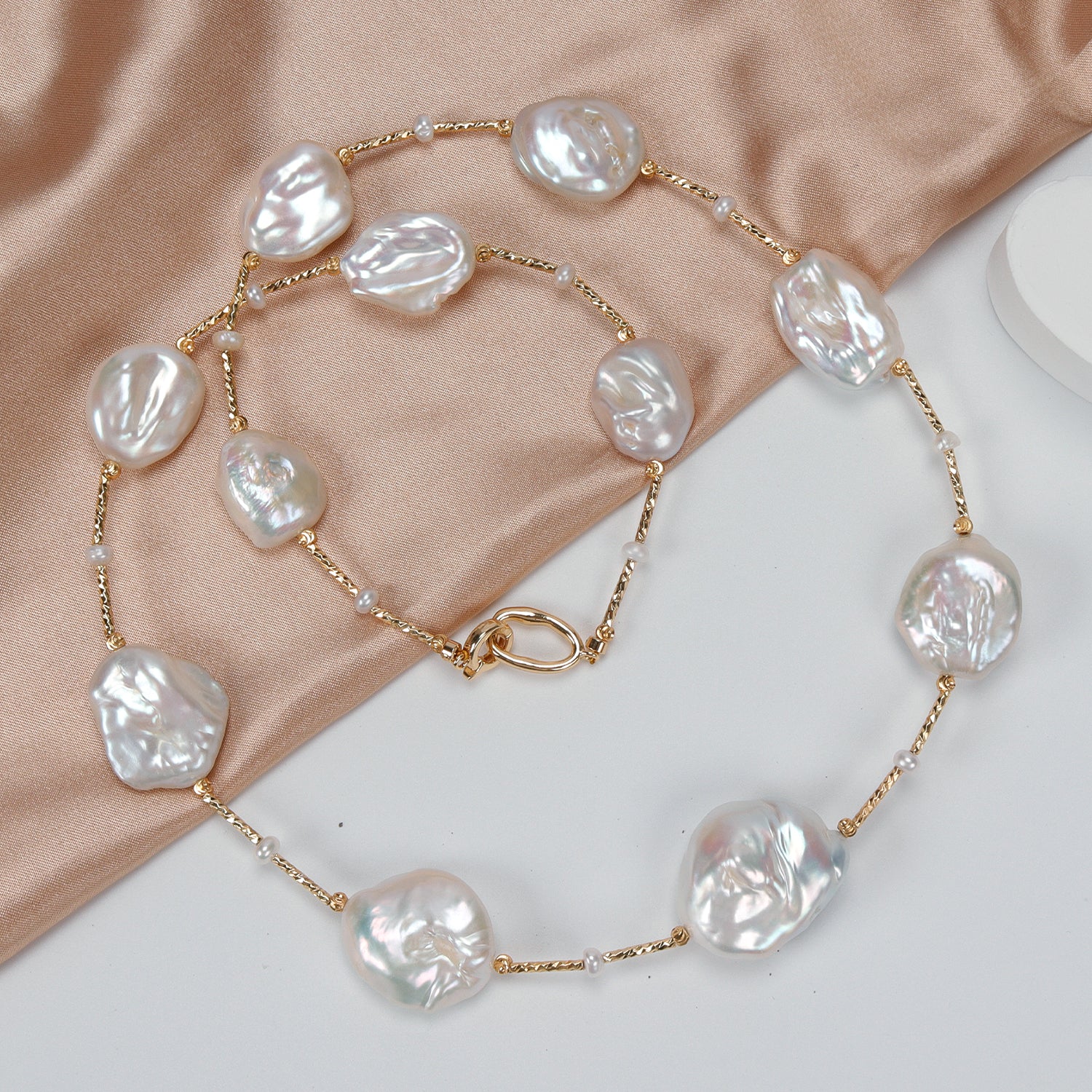 Panic Buying Natural Freshwater White large-sized petal-shaped Baroque Pearl Necklace High-end pearl necklace for women