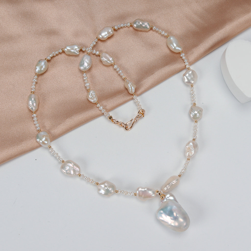 Top Fashion Natural Freshwater White Rice-shaped Pearl Baroque pendant Necklace. Fashionable pearl necklace for women
