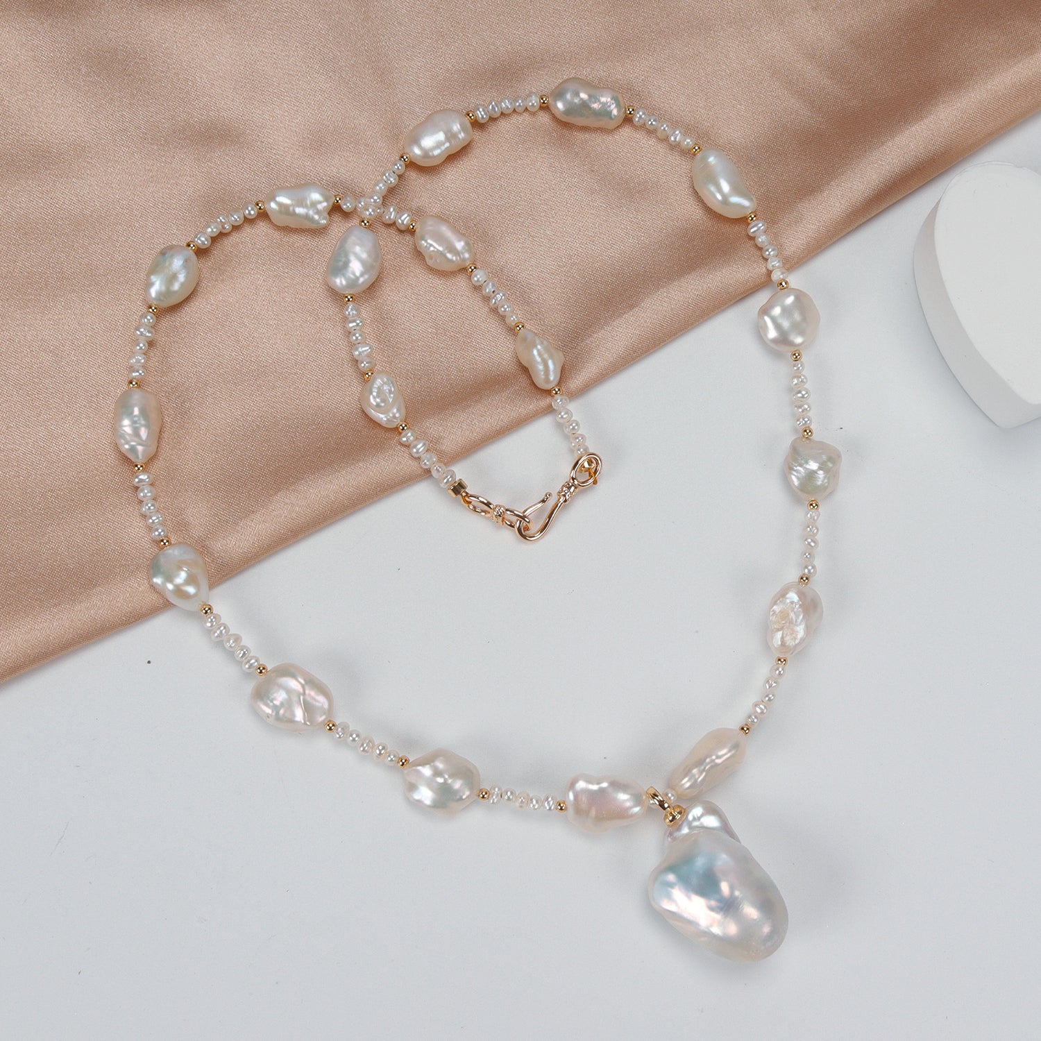 Top Fashion Natural Freshwater White Rice-shaped Pearl Baroque pendant Necklace. Fashionable pearl necklace for women