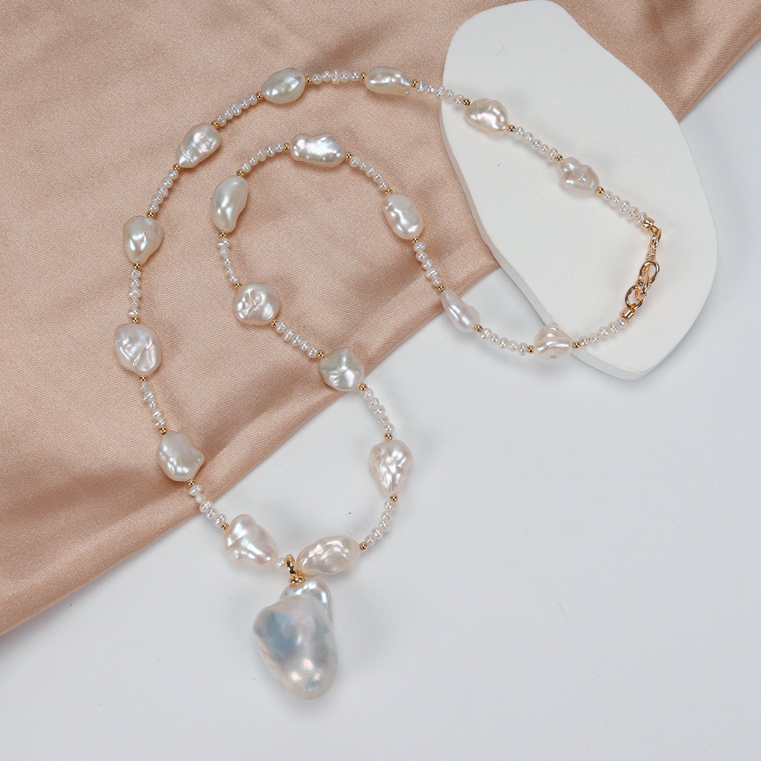 Top Fashion Natural Freshwater White Rice-shaped Pearl Baroque pendant Necklace. Fashionable pearl necklace for women