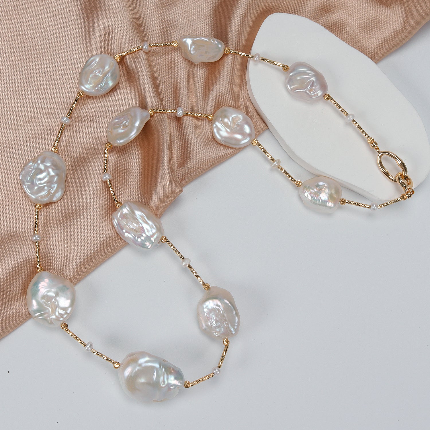 Panic Buying Natural Freshwater White large-sized petal-shaped Baroque Pearl Necklace High-end pearl necklace for women