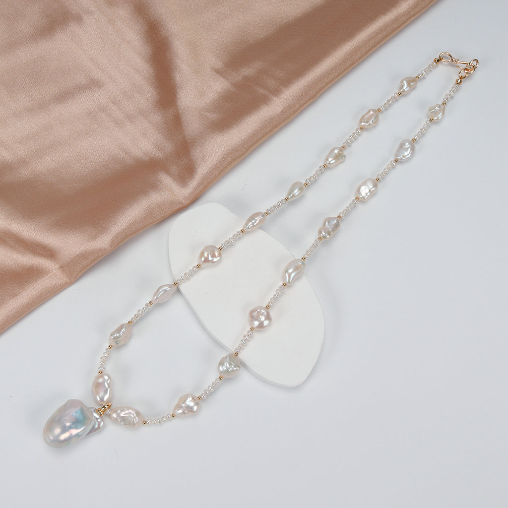 Top Fashion Natural Freshwater White Rice-shaped Pearl Baroque pendant Necklace. Fashionable pearl necklace for women