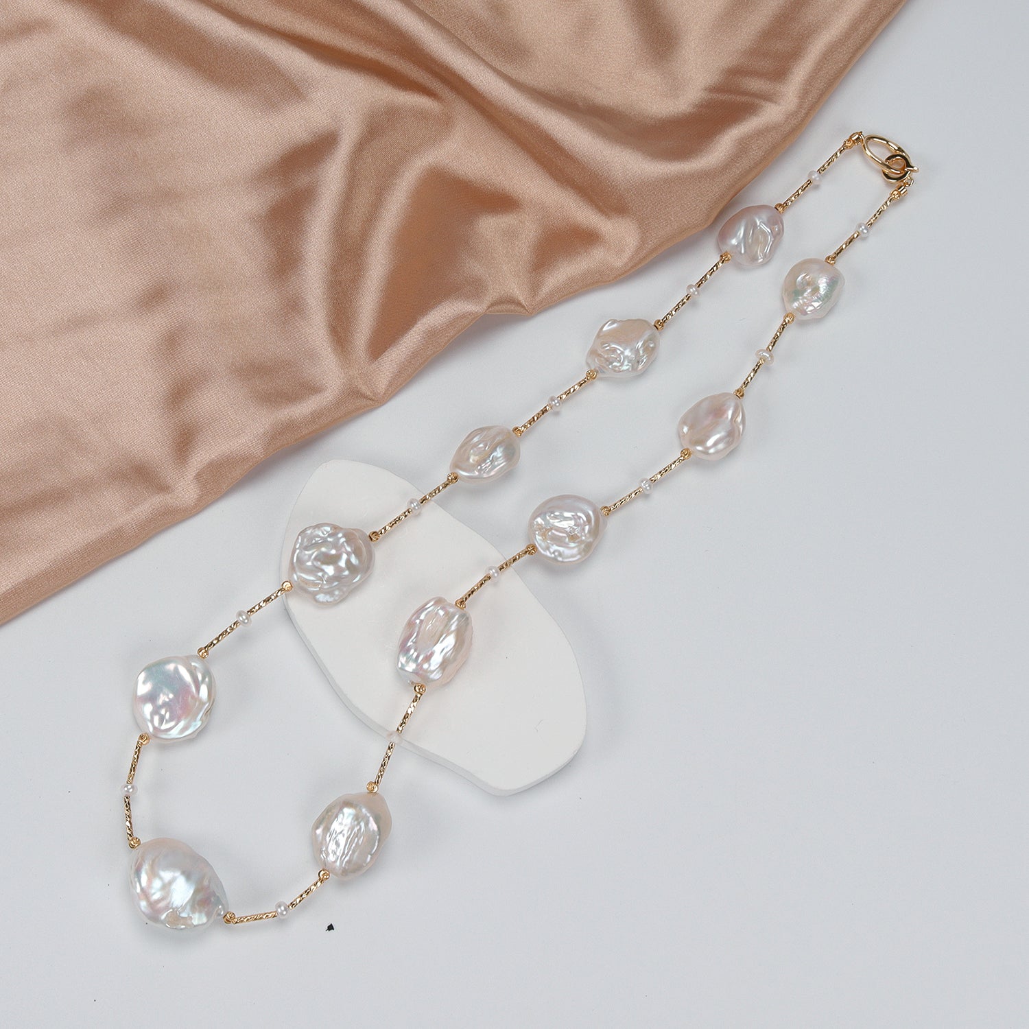 Panic Buying Natural Freshwater White large-sized petal-shaped Baroque Pearl Necklace High-end pearl necklace for women