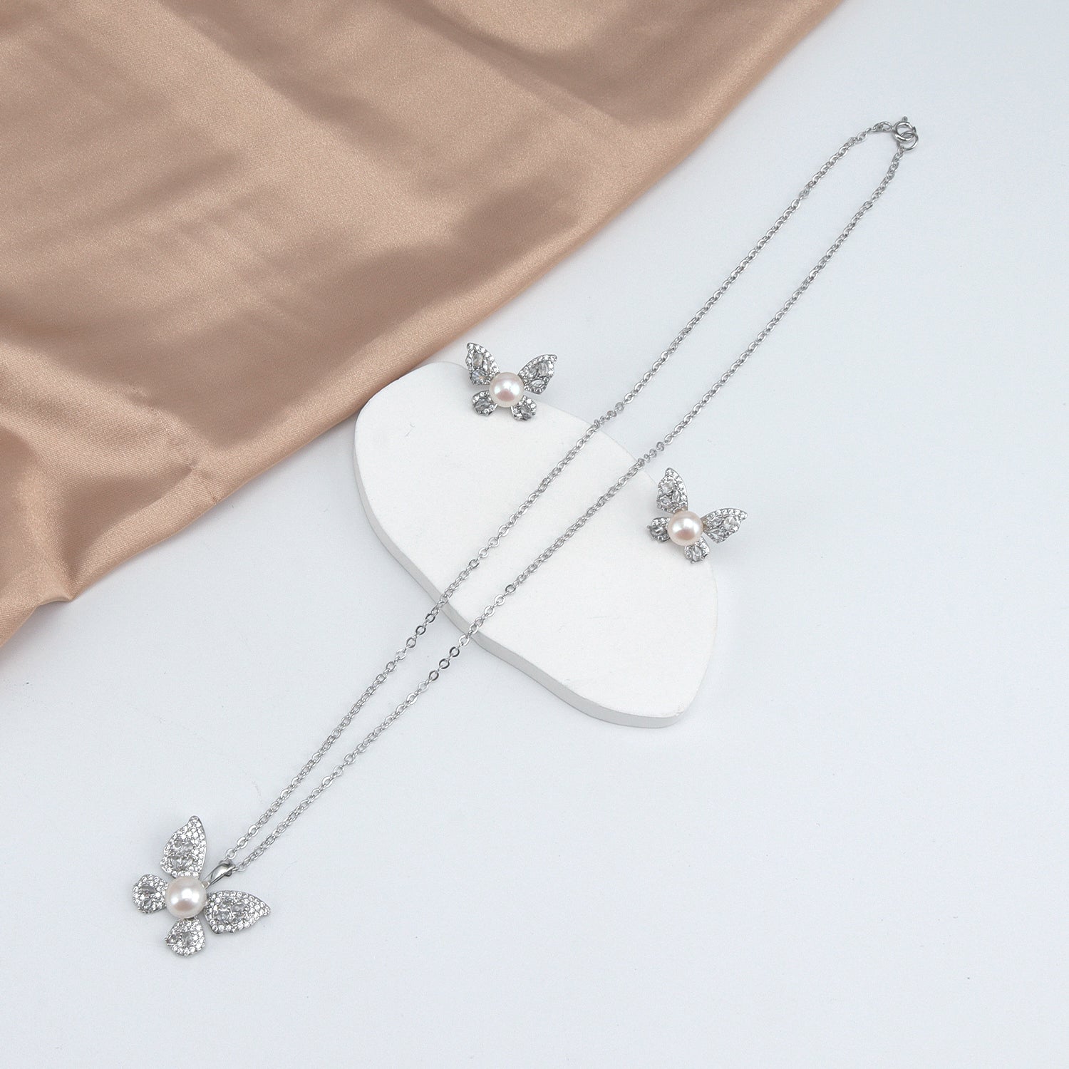 Natural freshwater white pearl butterfly pendant earring set, fashionable pearl set suitable for women