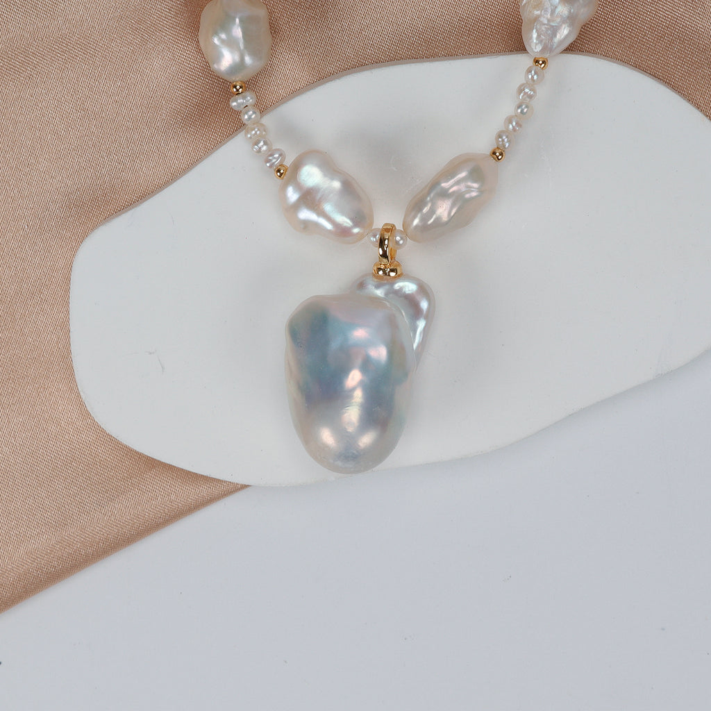 Top Fashion Natural Freshwater White Rice-shaped Pearl Baroque pendant Necklace. Fashionable pearl necklace for women
