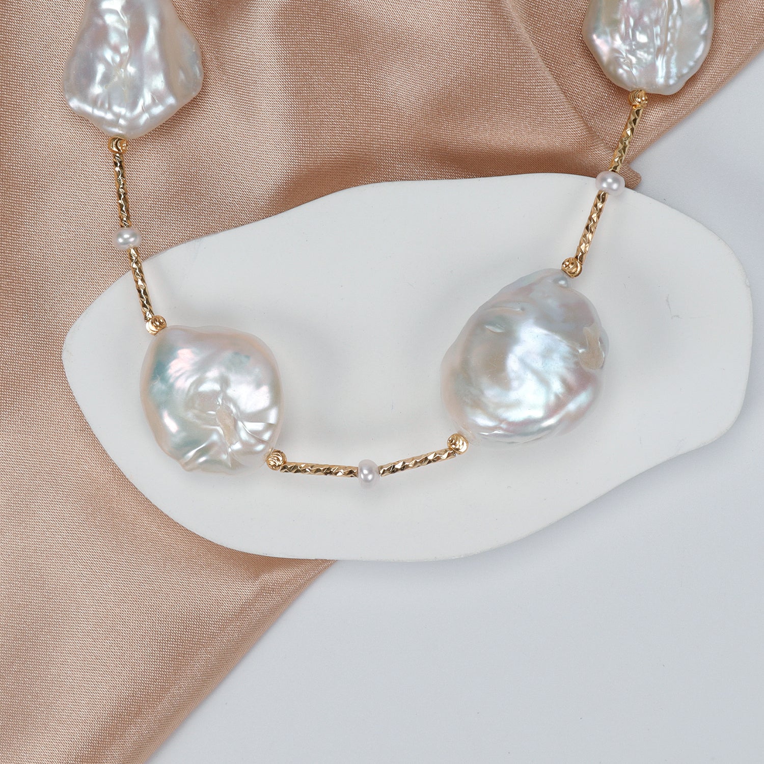 Panic Buying Natural Freshwater White large-sized petal-shaped Baroque Pearl Necklace High-end pearl necklace for women