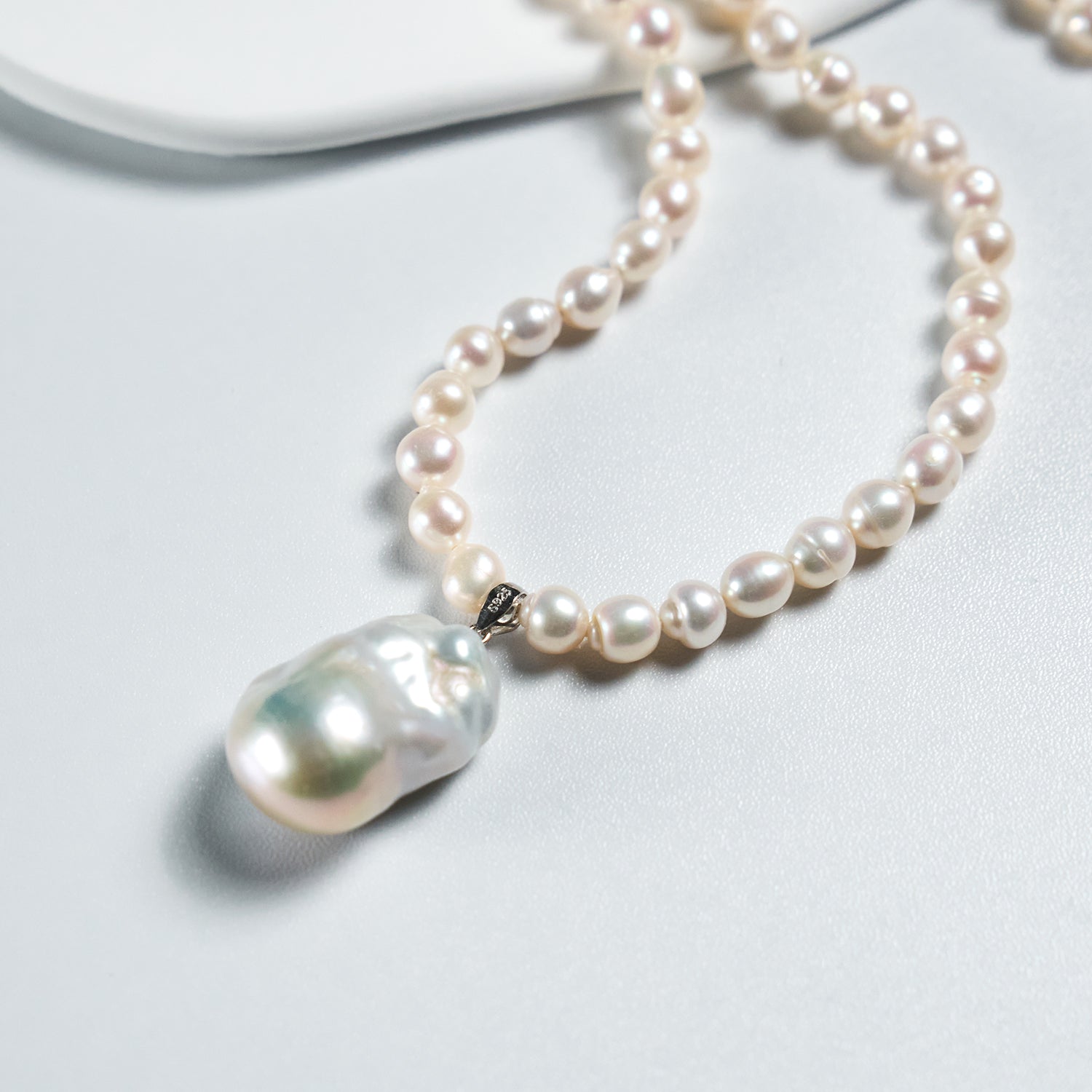 Natural freshwater white irregular Baroque pearl pendant necklace, fashionable high-end pearl necklace for women