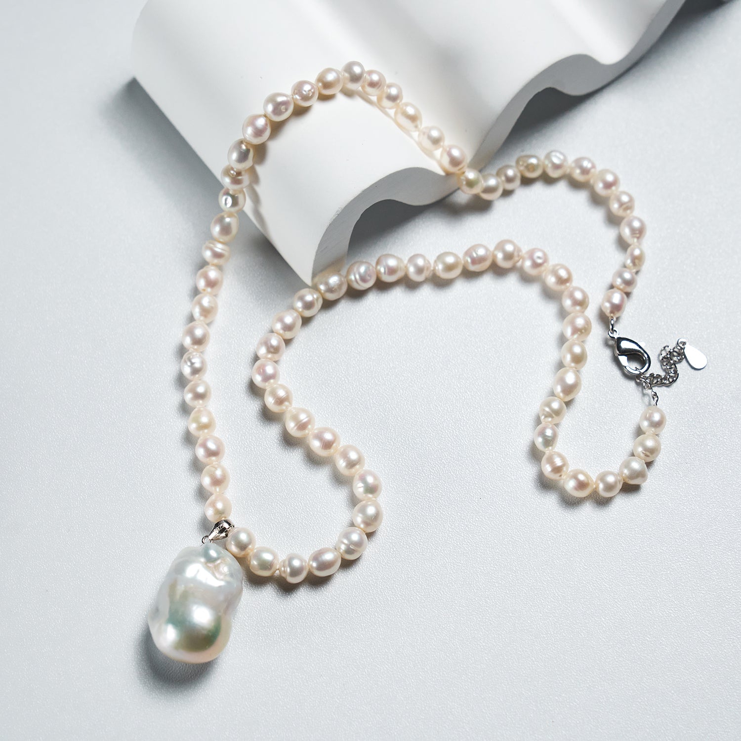 Natural freshwater white irregular Baroque pearl pendant necklace, fashionable high-end pearl necklace for women