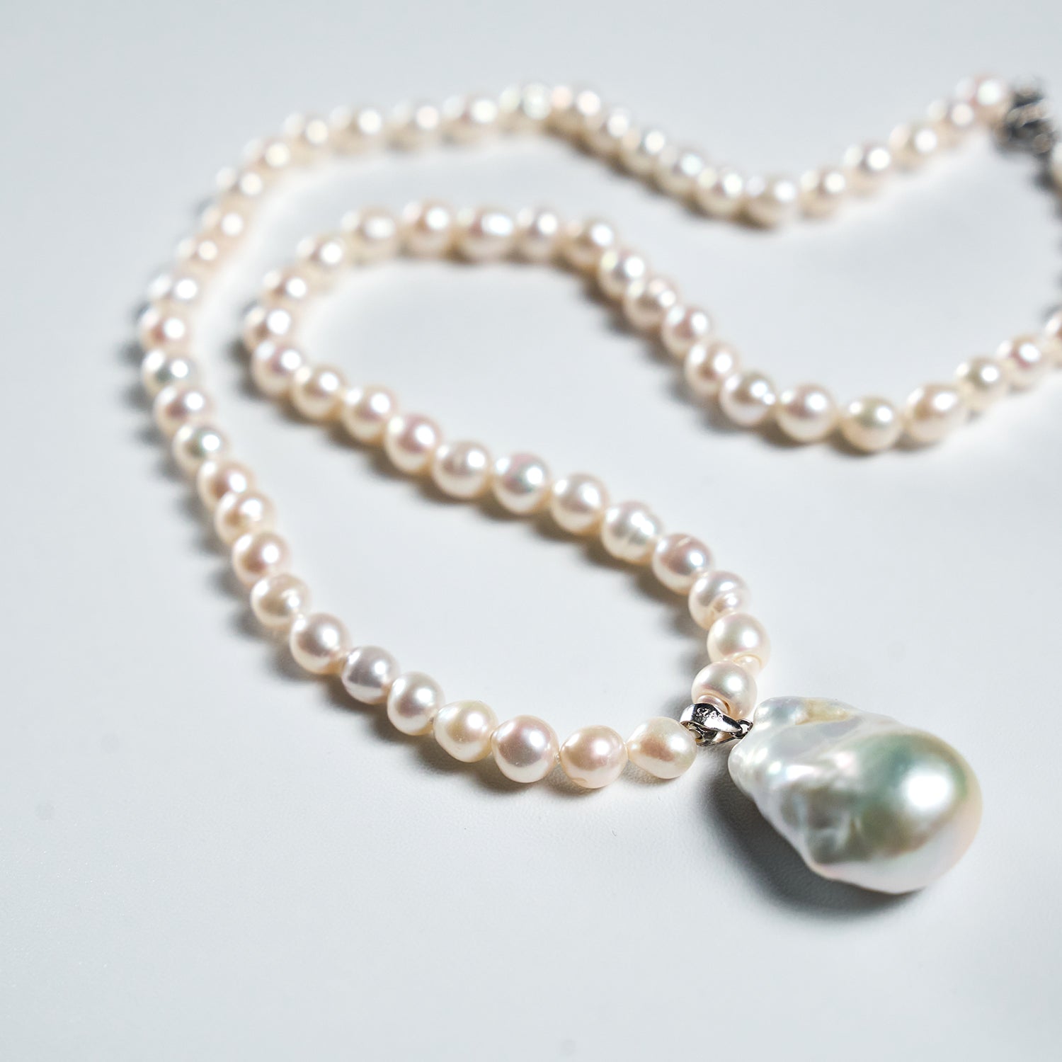 Natural freshwater white irregular Baroque pearl pendant necklace, fashionable high-end pearl necklace for women