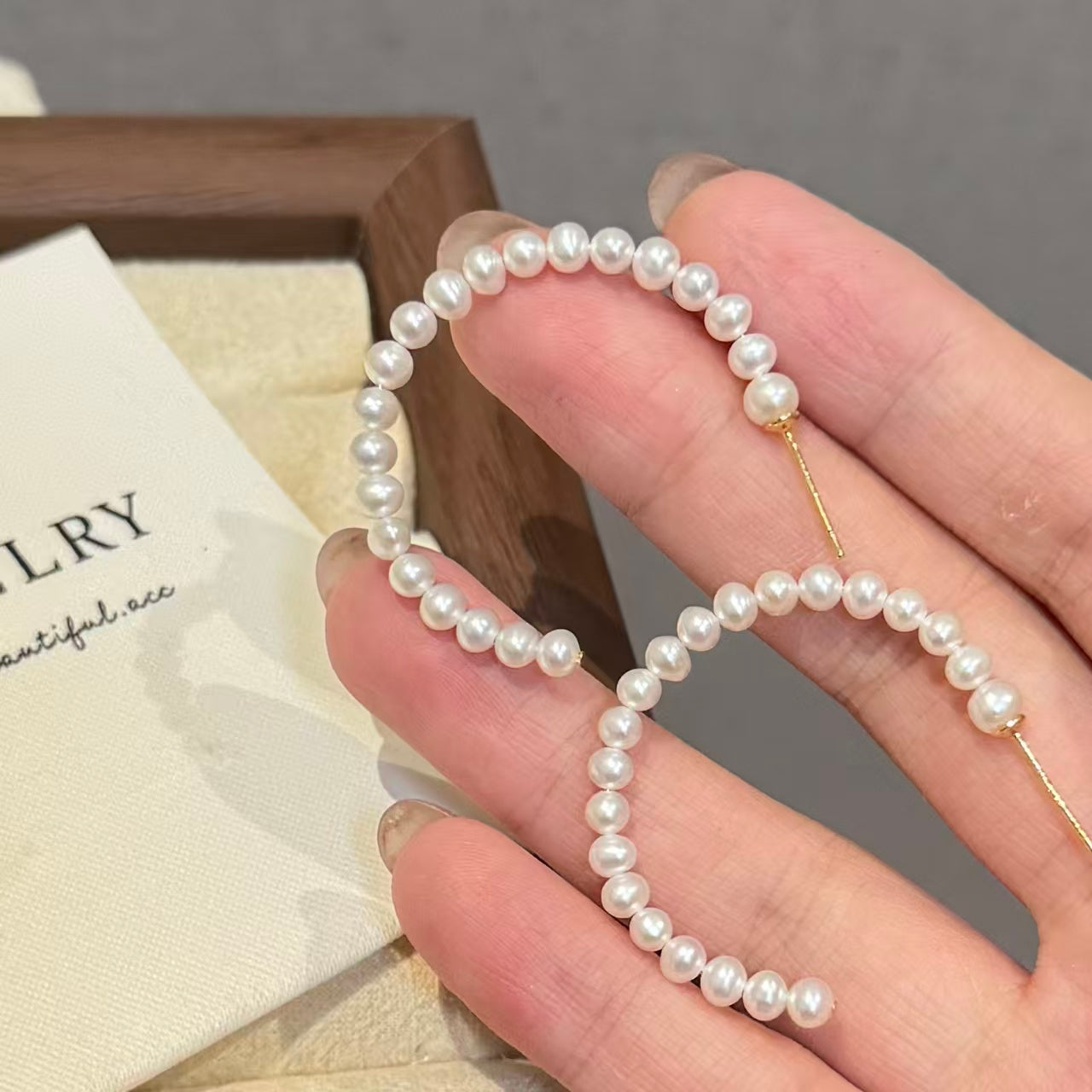 Natural Freshwater white round pearl double C earrings, fashionable high-end pearl earrings for women